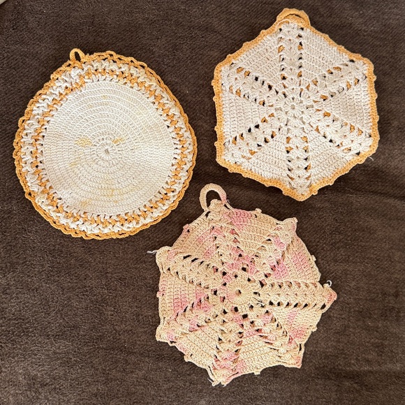 EUC~13 Piece Bundle Of Vintage Homemade Crochet Doilies Set~Various Colors/Sizes - Picture 5 of 9